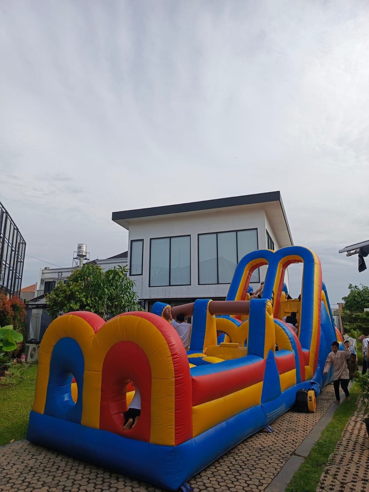 Obstacle Slide Seru untuk Acara Ulang Tahun di Cempaka Putih