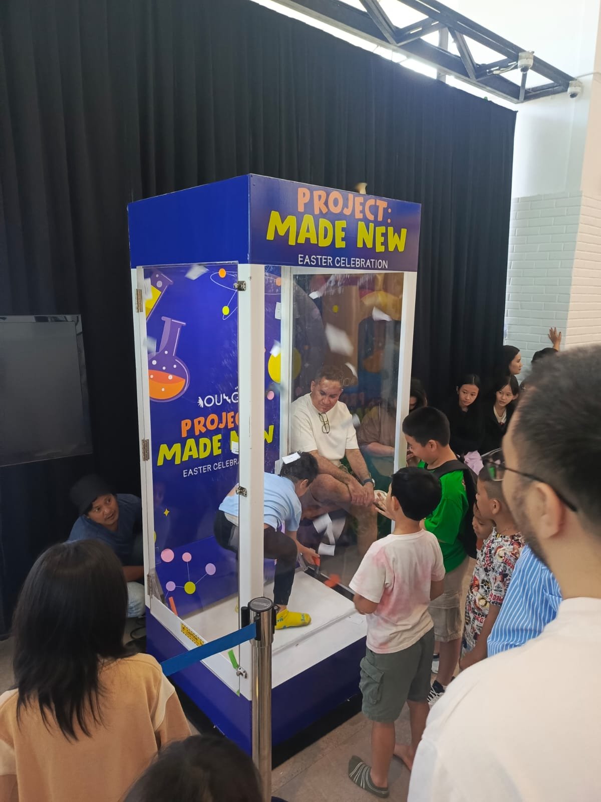 Sewa Mesin Tiup Uang (Cash Cube) Murah di Jakarta untuk Event Kantor dan Expo