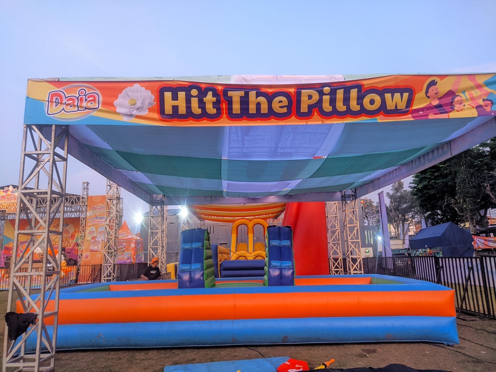 Rental Unit Permainan Hit The Pillow Kategori Bounching Inflatables | Sewa Game Event - Global Master Game - Global Master Game