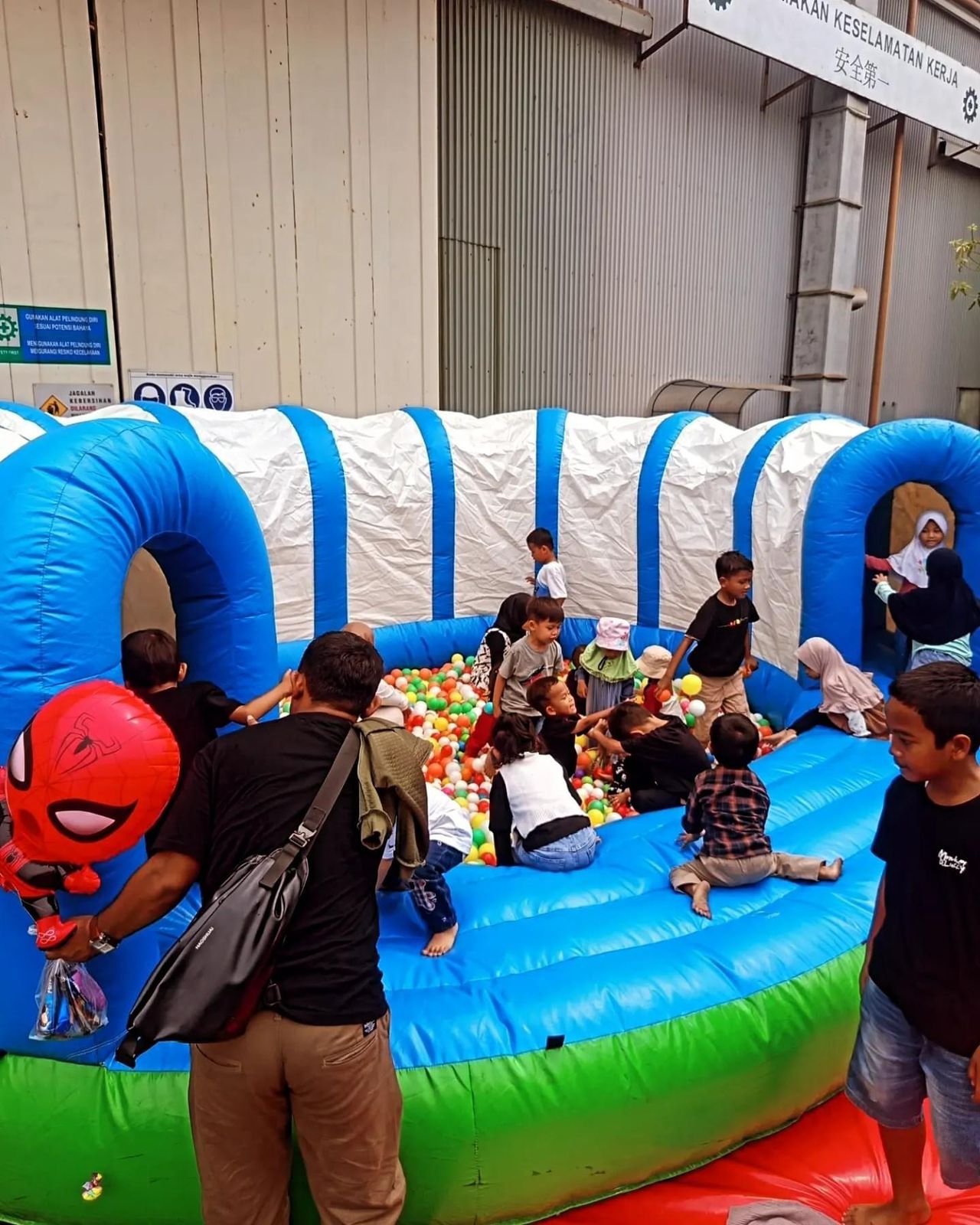 Rental Unit Permainan Pool Tunnel Kategori Bounching Inflatables | Sewa Game Event - Global Master Game - Global Master Game